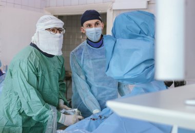 Кровь в моче и острые боли в пояснице могут быть признаками камня в почках — врач ответил, что делать