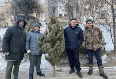 Лесные пожарные Забайкалья подарили краевой больнице главный символ Нового года